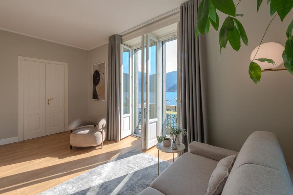 Photo of the whole room, Seating area