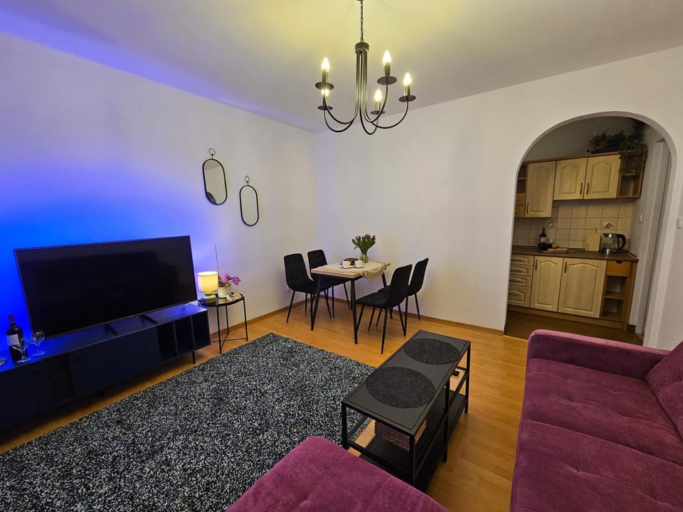 Communal lounge/ TV room, Bed, TV and multimedia, Living room, Photo of the whole room, Seating area, Dining area, Evening entertainment