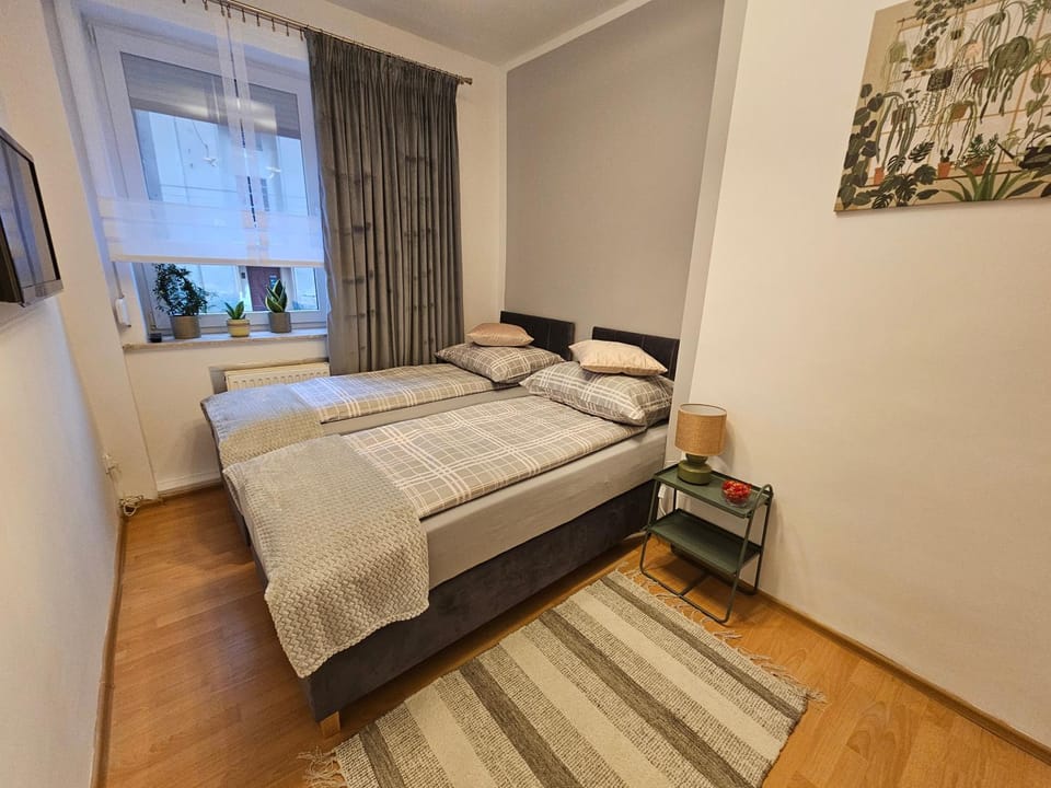 Bed, TV and multimedia, Bedroom