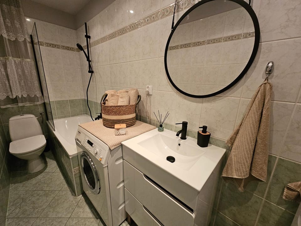 Shower, Toilet, Bathroom, Bath, towels