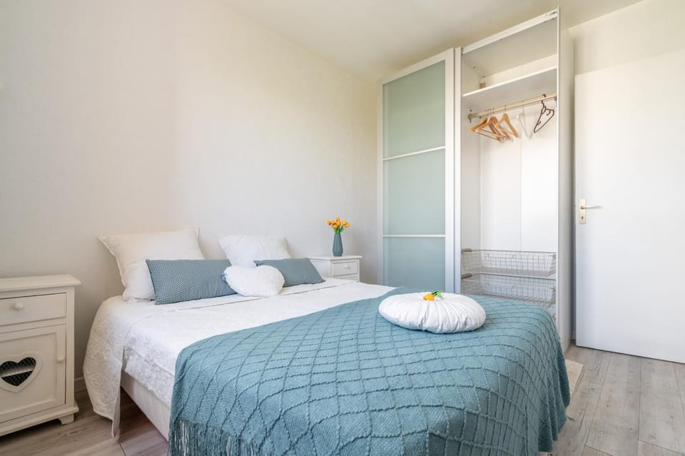 Bed, Photo of the whole room, Bedroom, storage, wardrobe