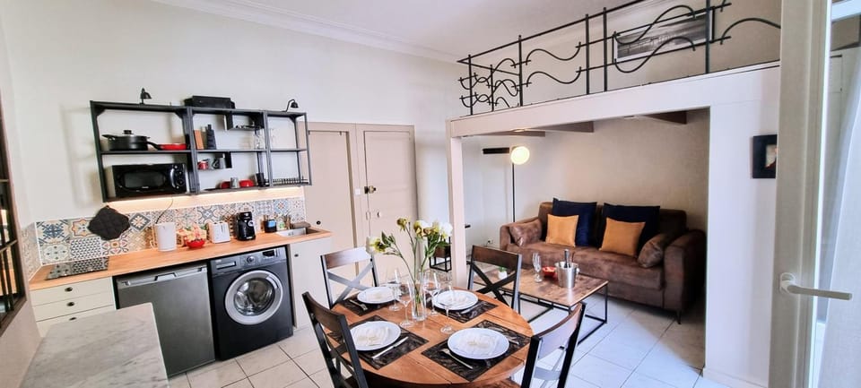 Kitchen or kitchenette, Living room