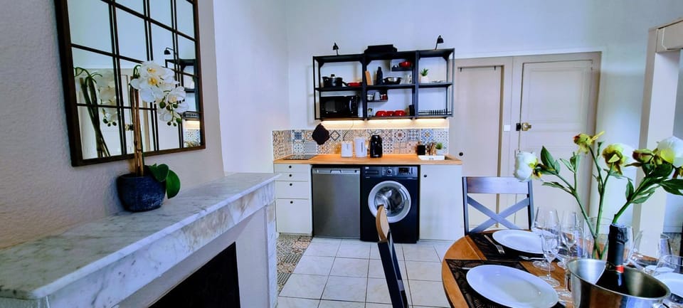 Kitchen or kitchenette, Dining area