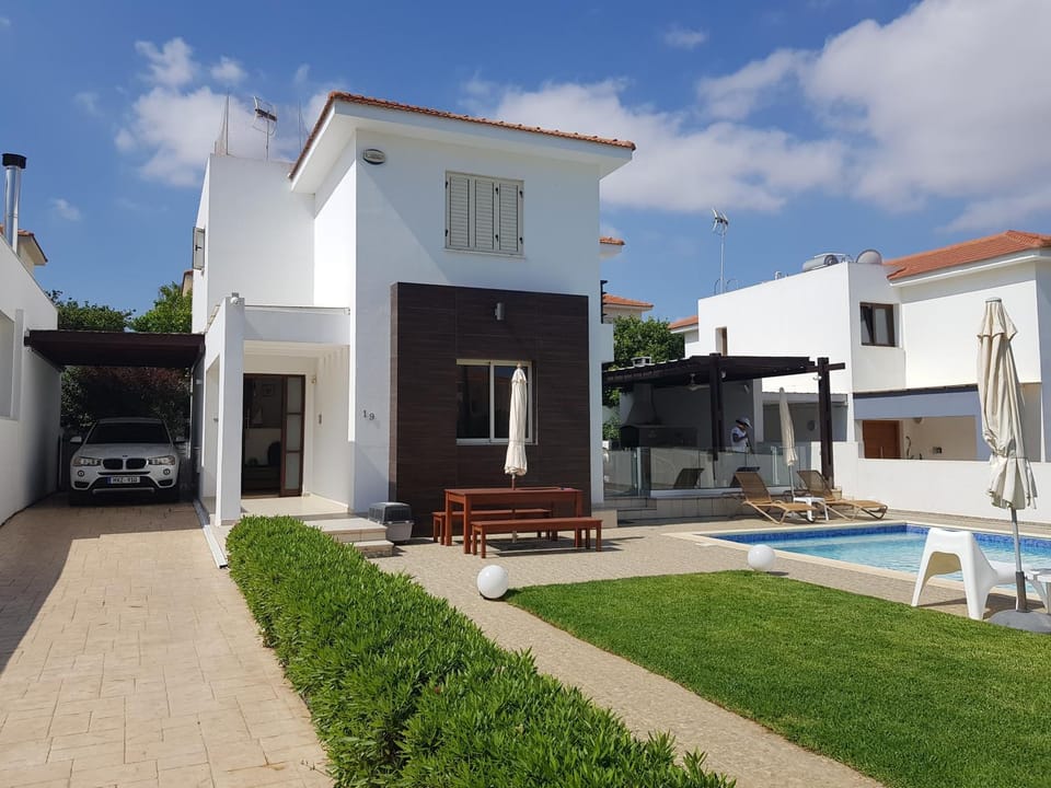 Property building, Patio, Garden, Pool view, Swimming pool, sunbed