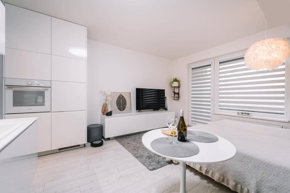 Bed, Living room, Dining area, Bedroom