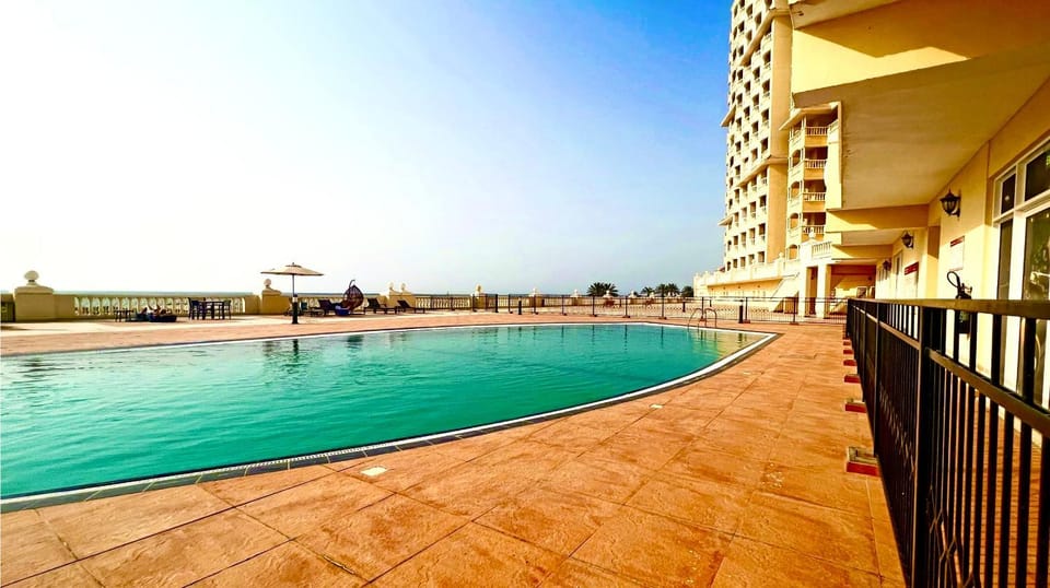 Swimming pool, sunbed