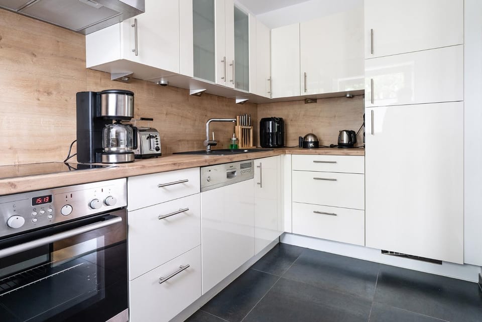 Coffee/tea facilities, Kitchen or kitchenette, dishwasher, oven, stove, toaster