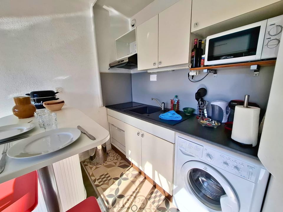 Kitchen or kitchenette