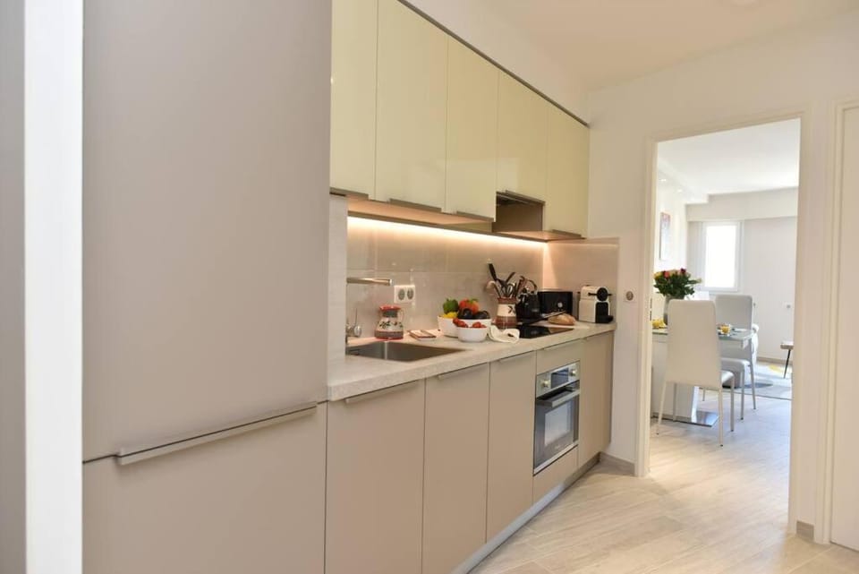 AU PORT - BRAND NEW flat w 1 bedroom, balcony, parking, AC Apartment in Antibes