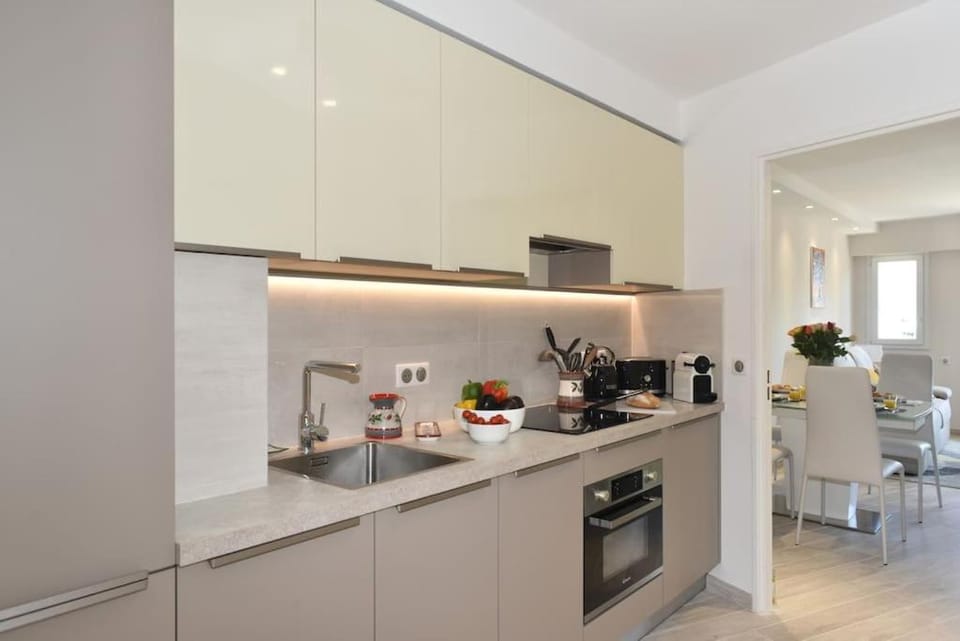 AU PORT - BRAND NEW flat w 1 bedroom, balcony, parking, AC Apartment in Antibes