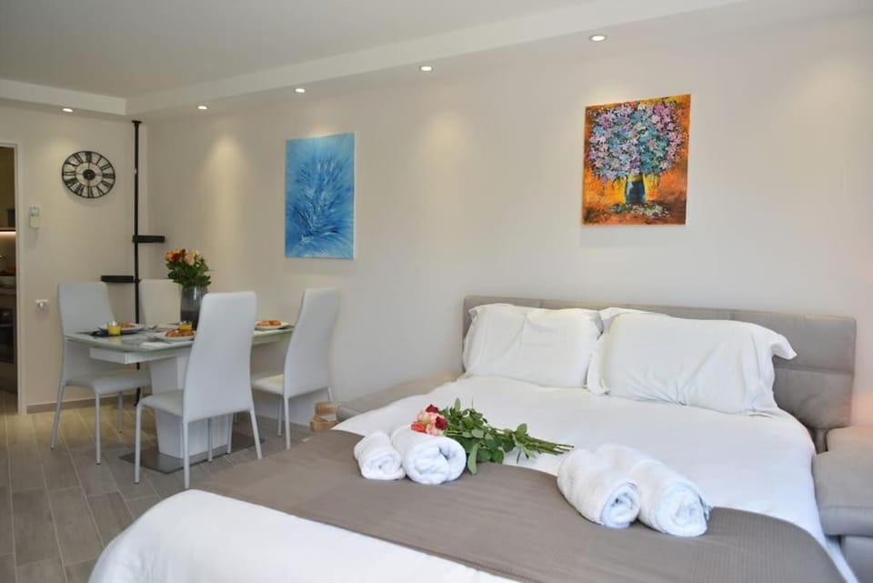 AU PORT - BRAND NEW flat w 1 bedroom, balcony, parking, AC Apartment in Antibes
