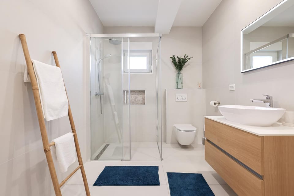 Shower, Toilet, Bathroom, towels