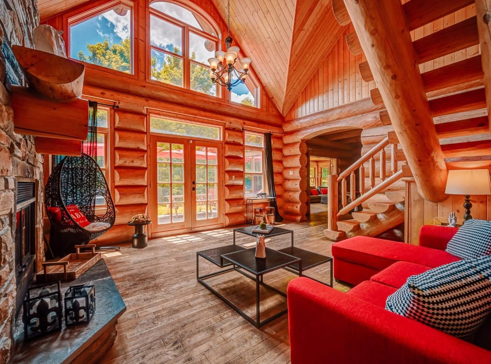 Monopoly Private Hot Tub Sauna Indoor & outdoor pool, Lake Chalet in Quebec