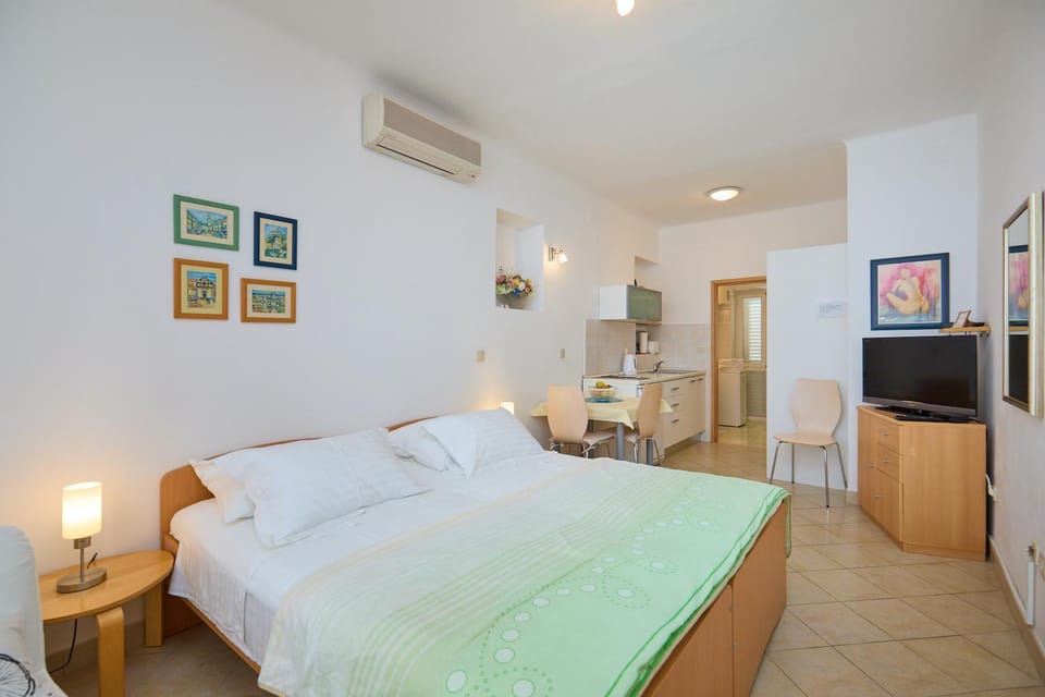 TV and multimedia, Photo of the whole room, air conditioner