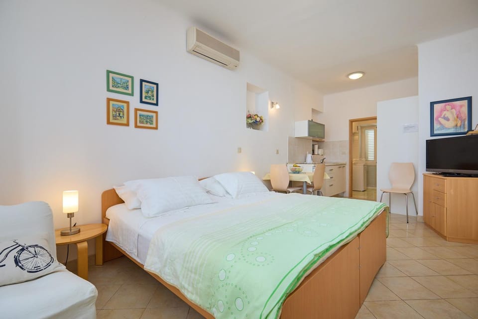 Bed, TV and multimedia, Kitchen or kitchenette, Photo of the whole room, air conditioner