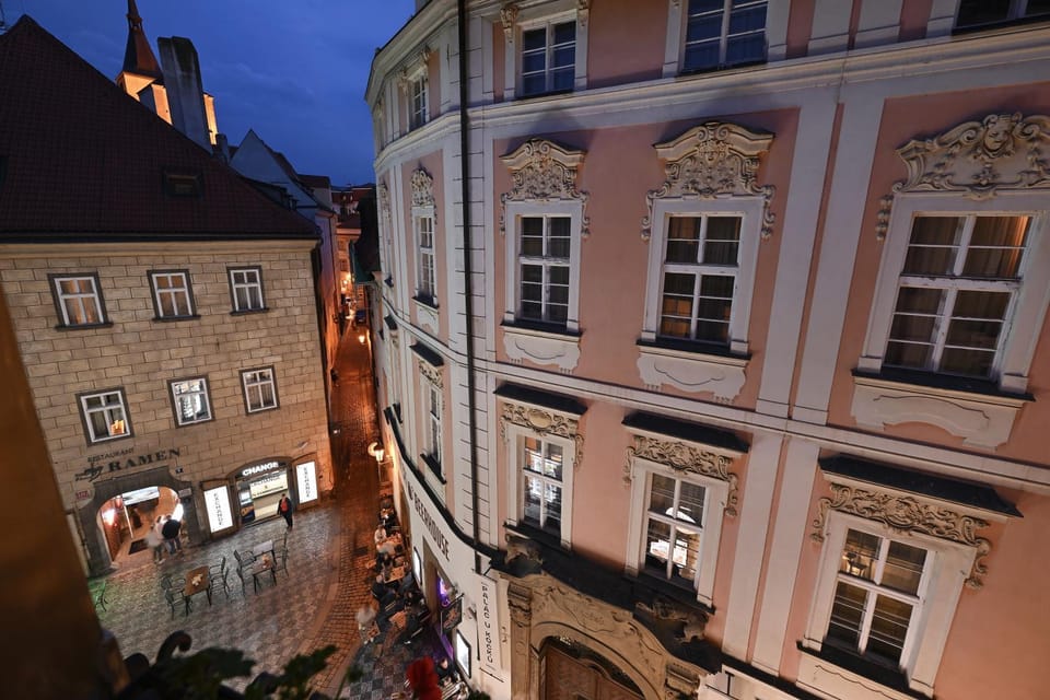 Landmark view, Street view, Location