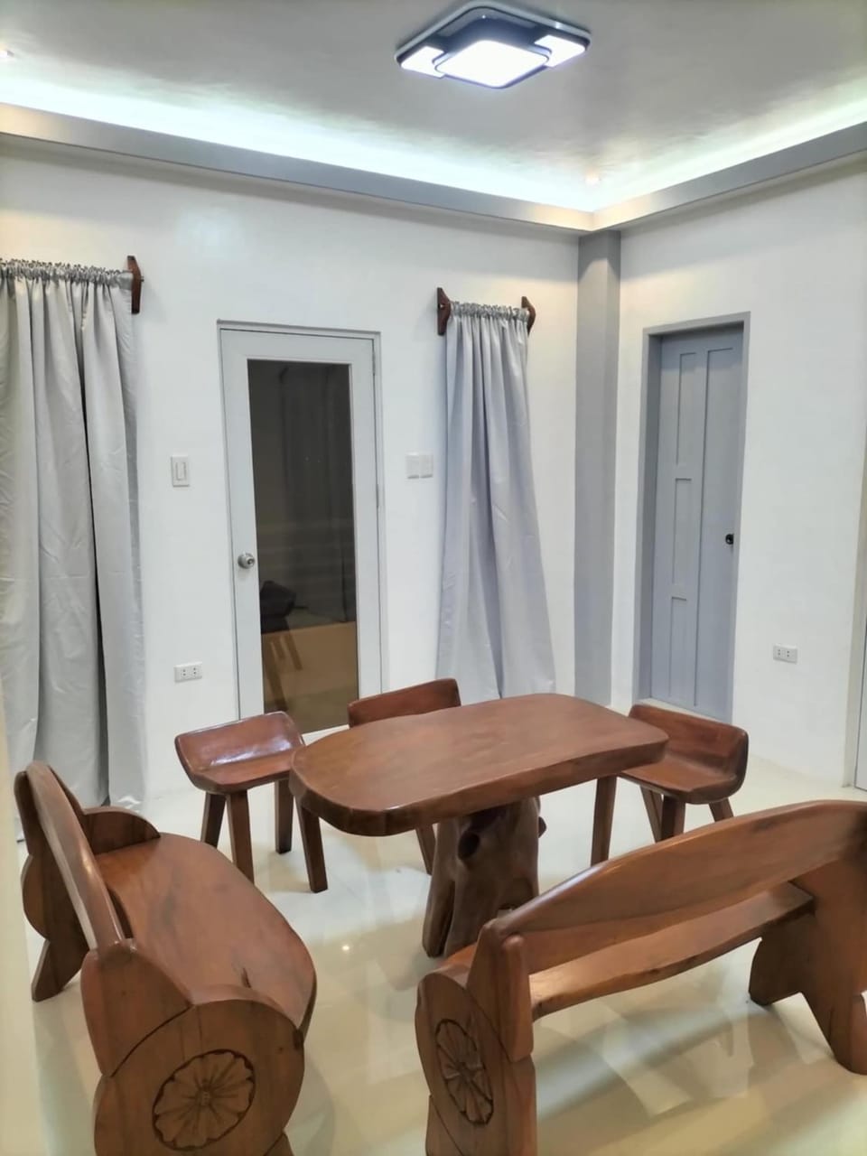 RRJJ's TRANSIENT - A minute walk away from the beach Hotel in La Union