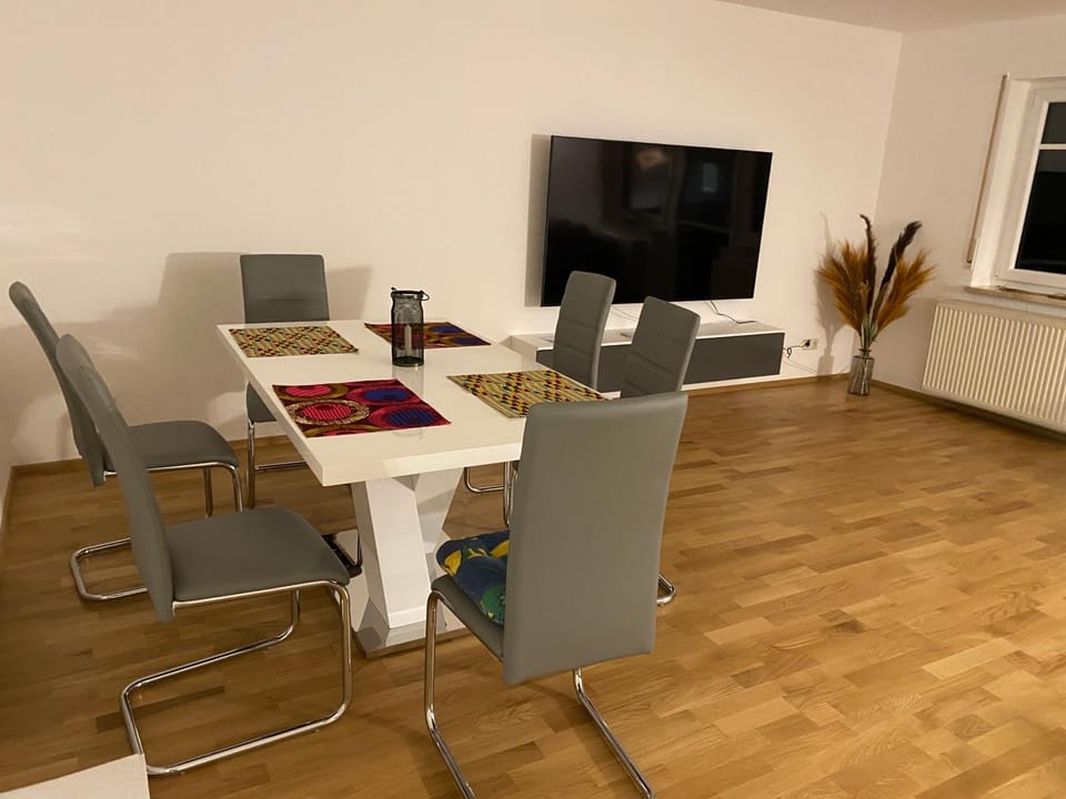 TV and multimedia, Living room, Seating area, Dining area