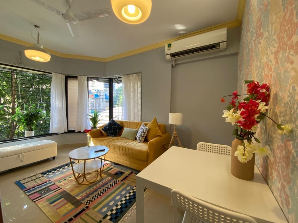 TV and multimedia, Living room, Seating area, Dining area, air conditioner