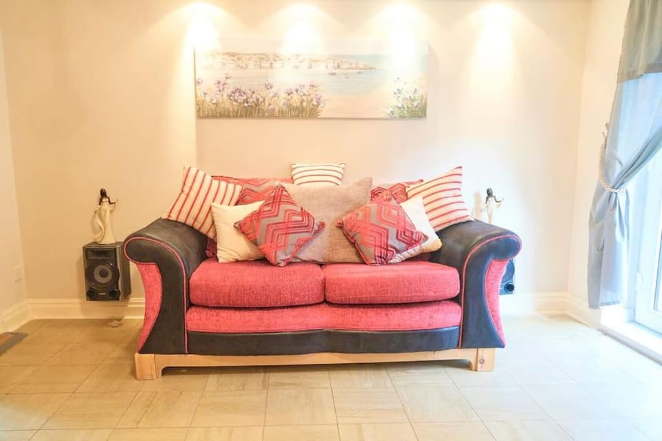 Bespoke Bungalow Salford Quays - Garden, WiFi and Parking House in Salford