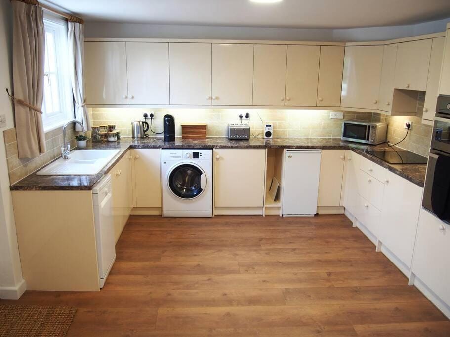 Coffee/tea facilities, Kitchen or kitchenette, dishwasher, minibar, pet friendly, stove, toaster, washing machine