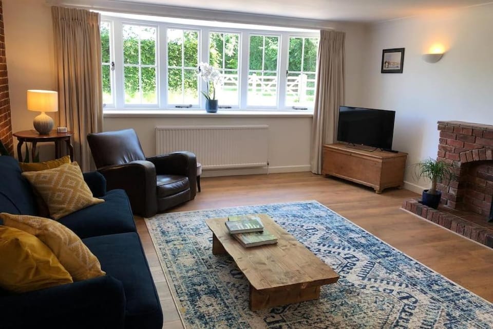 Communal lounge/ TV room, Living room, Seating area