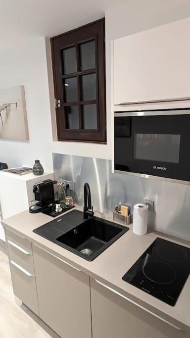 Coffee/tea facilities, Kitchen or kitchenette, minibar, stove