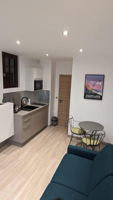 Kitchen or kitchenette, minibar