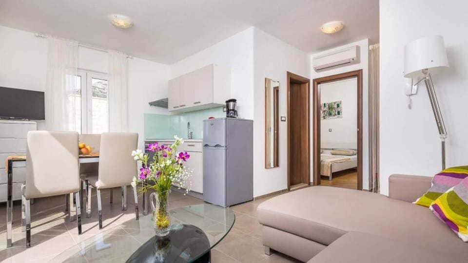 TV and multimedia, Kitchen or kitchenette, Photo of the whole room, Seating area, Dining area