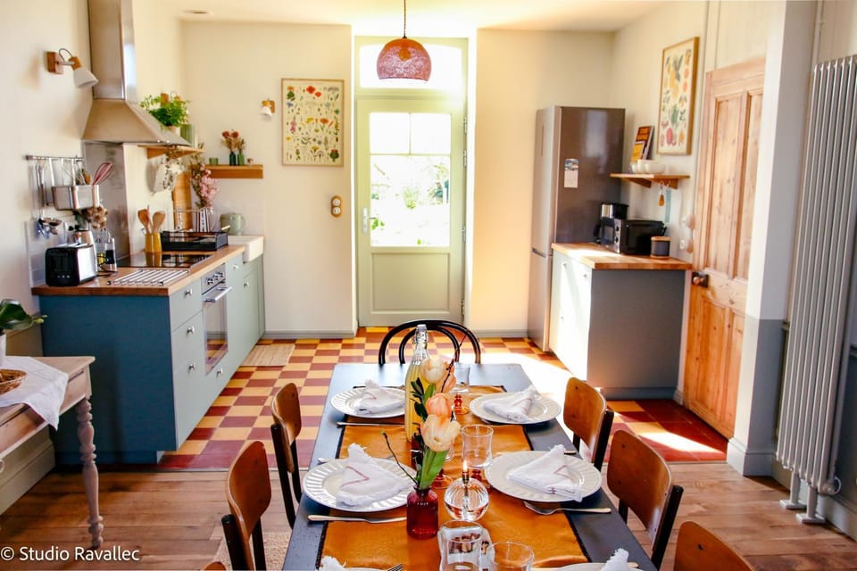 Coffee/tea facilities, Kitchen or kitchenette, Seating area, Dining area, Food, minibar, pet friendly