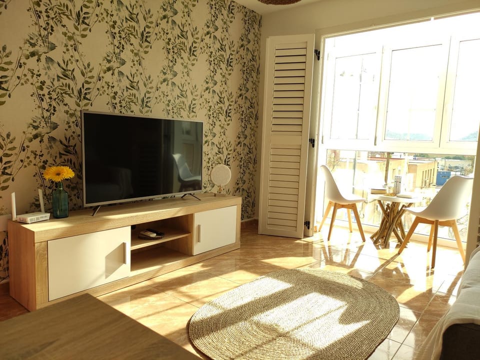 Communal lounge/ TV room, TV and multimedia, Living room, Seating area, Dining area