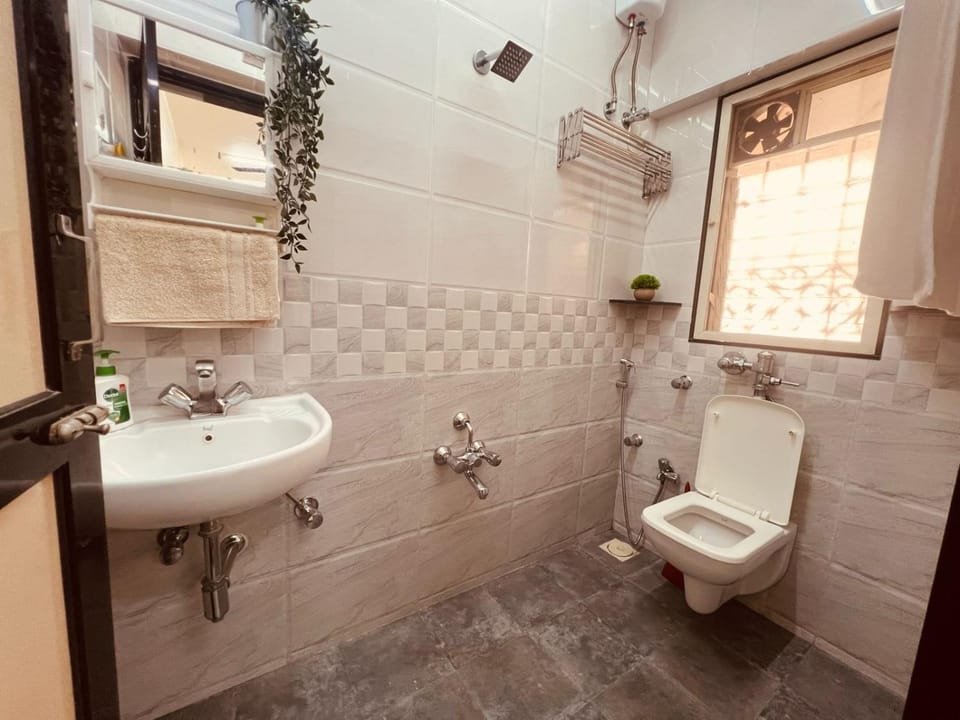 Shower, Toilet, Bathroom, bidet, towels
