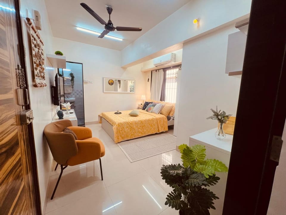 Bed, TV and multimedia, Photo of the whole room, Seating area, Bedroom, air conditioner