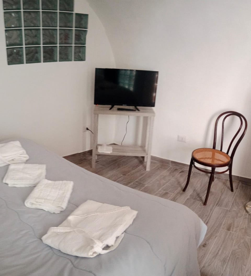 Bed, TV and multimedia, Photo of the whole room, Bedroom, towels