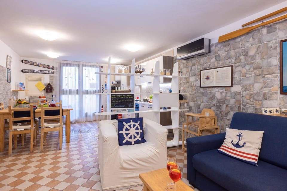 Living room, Photo of the whole room, Dining area, air conditioner