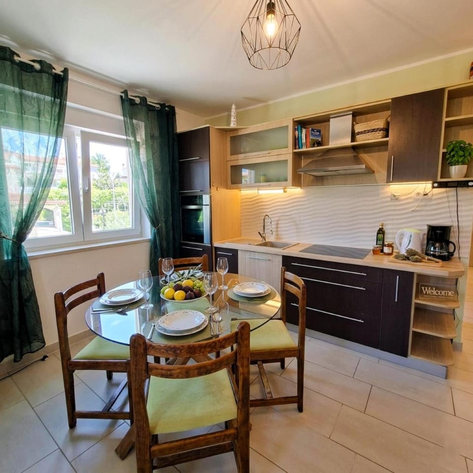 Dining area, microwave, stove, toaster, kitchen