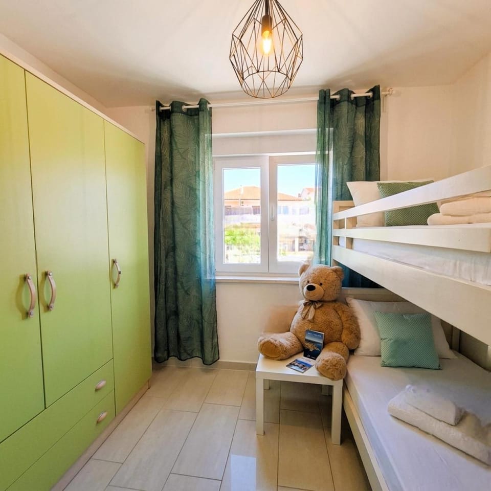 Bedroom, bunk bed