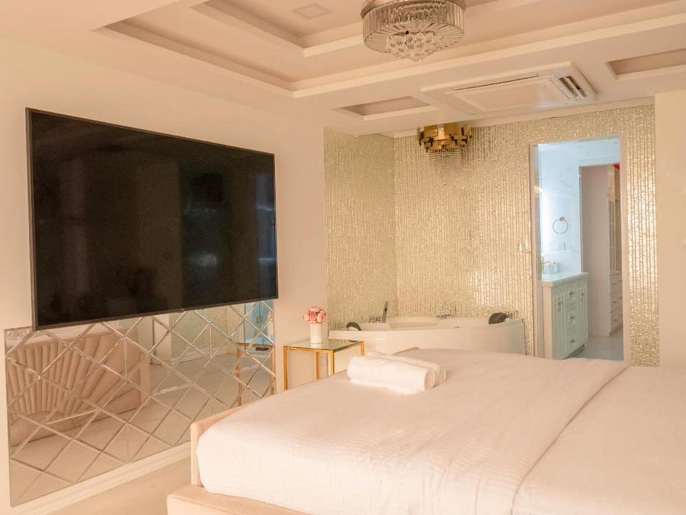 Bed, Bathroom, TV and multimedia, Bedroom