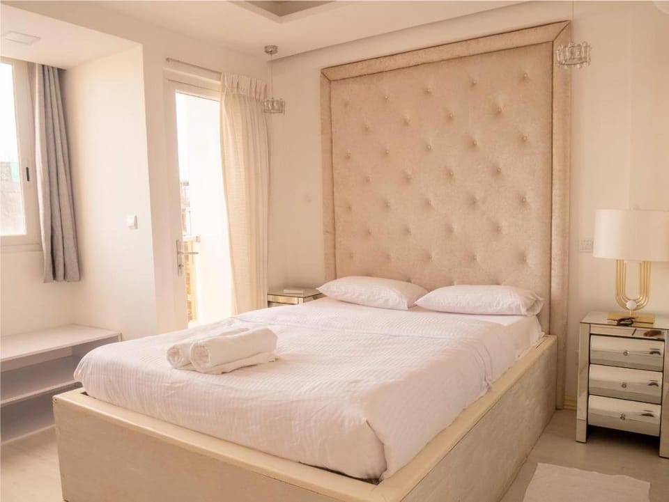 Bed, View (from property/room), Balcony/Terrace, Bedroom, City view