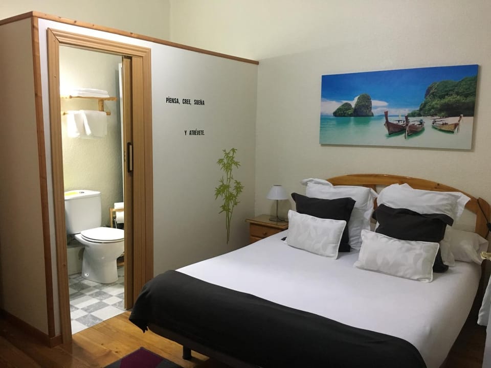 Bed, Bathroom, Photo of the whole room