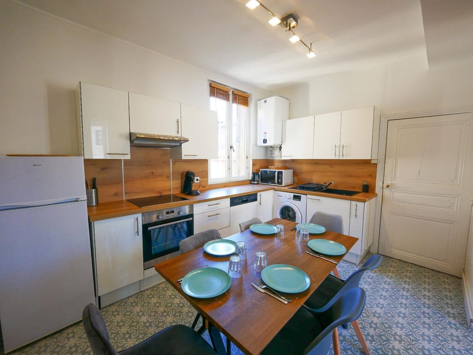 Kitchen or kitchenette, Dining area