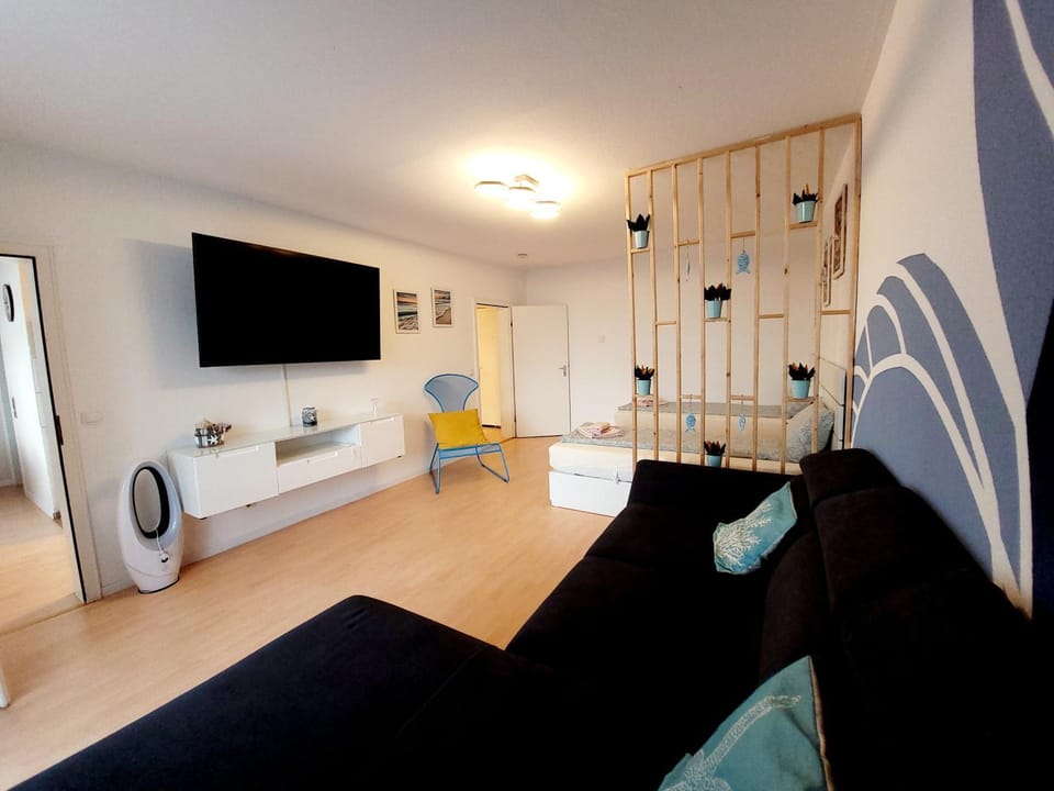 Bed, TV and multimedia, Living room