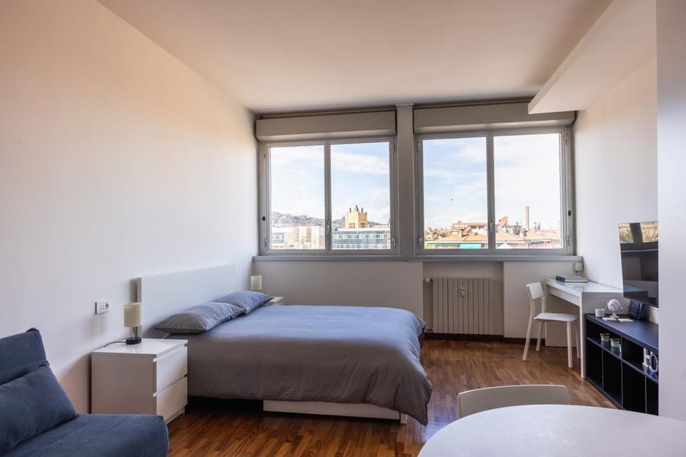 Bed, TV and multimedia, Living room, Photo of the whole room, Seating area, Bedroom