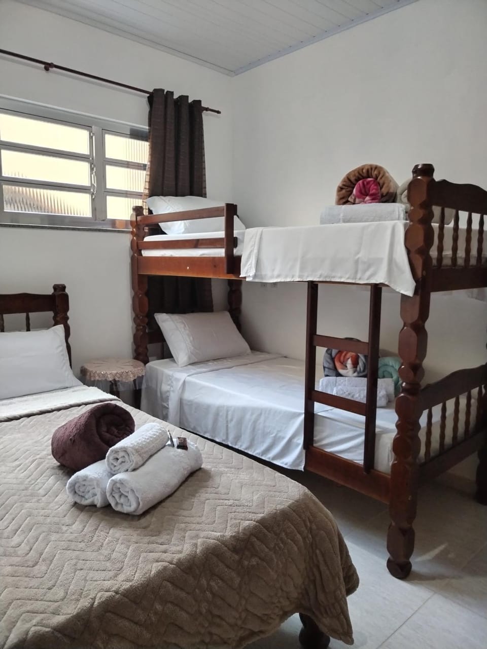 Bed, Bedroom, bunk bed, towels