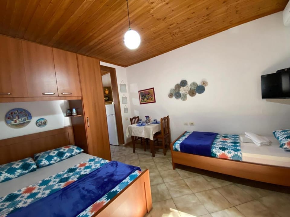 Ramo's Charming Studio Apartment with Sunlit Veranda - 2nd Apartment in Vlorë