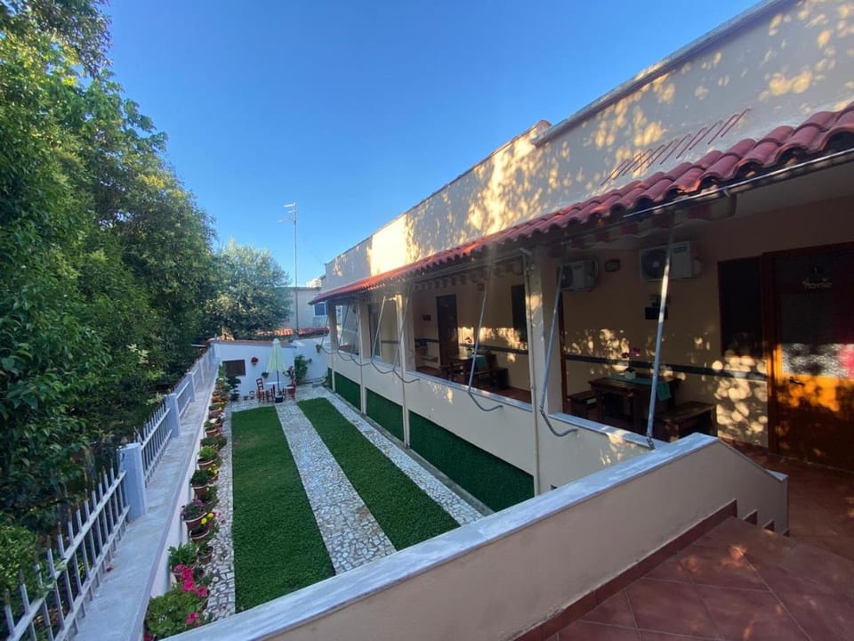 Ramo's Charming Studio Apartment with Sunlit Veranda - 2nd Apartment in Vlorë