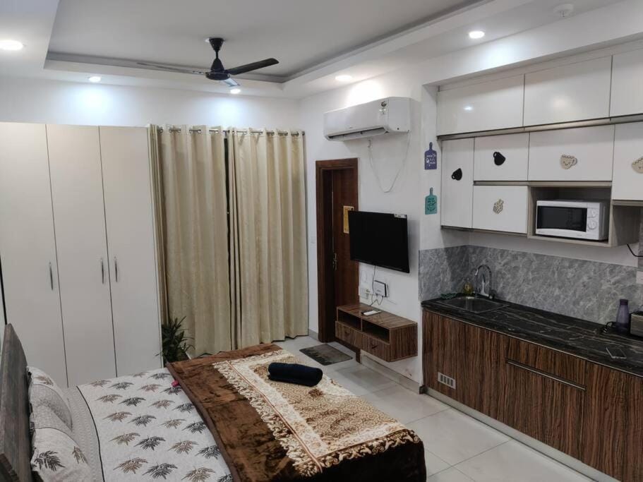 Chic Apartment#Couple Goal#High Rise#Balcony#condo Apartment in Noida