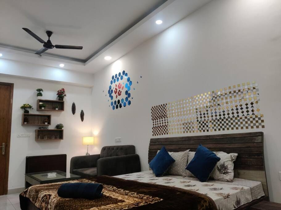 Chic Apartment#Couple Goal#High Rise#Balcony#condo Apartment in Noida