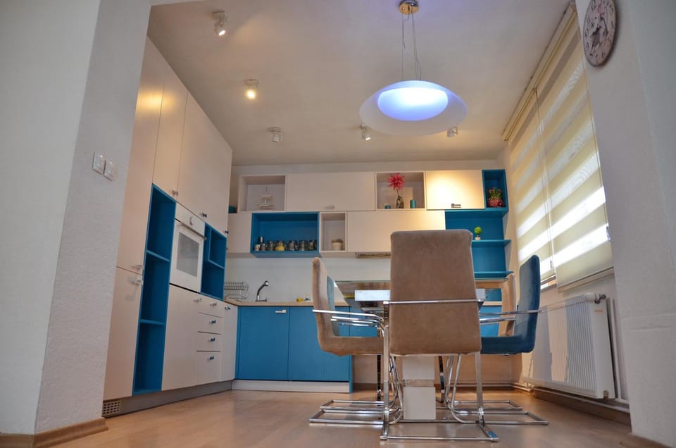 Kitchen or kitchenette, Dining area, minibar, pet friendly, stove