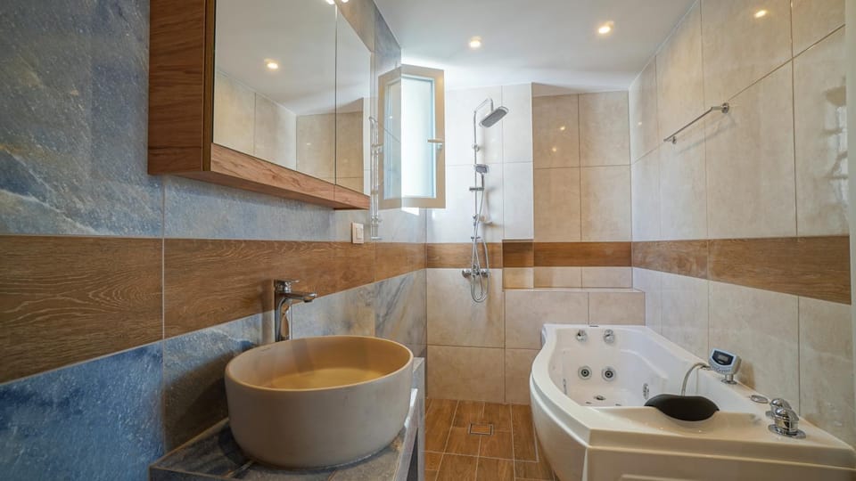 Shower, Toilet, Hot Tub, Bathroom
